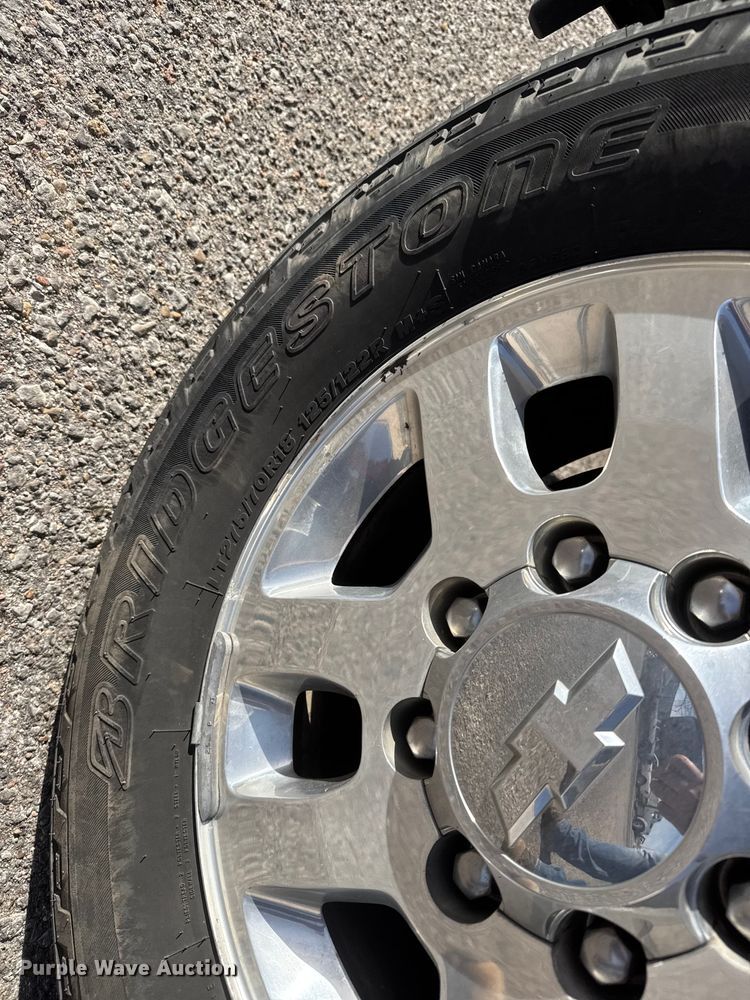 image for item ET4110 2013 Chevrolet Silverado 2500HD Crew Cab pickup truck