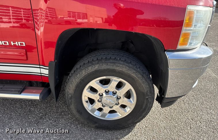 image for item ET4110 2013 Chevrolet Silverado 2500HD Crew Cab pickup truck