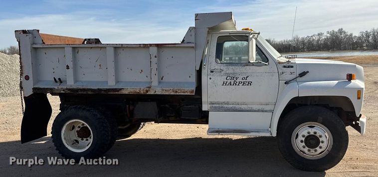 image for item ET4119 1992 Ford F700 dump truck