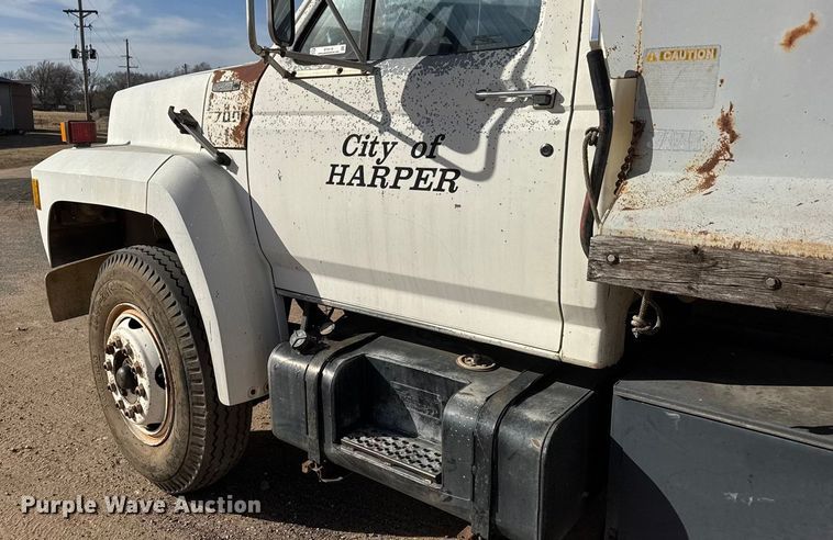 image for item ET4119 1992 Ford F700 dump truck