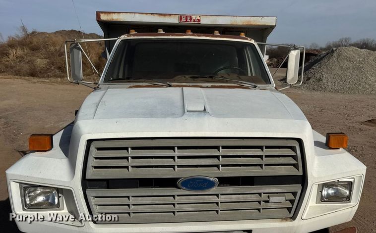 image for item ET4119 1992 Ford F700 dump truck