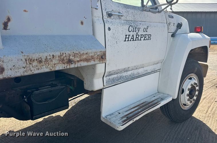 image for item ET4119 1992 Ford F700 dump truck