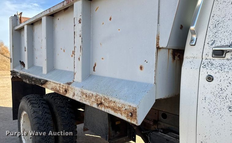image for item ET4119 1992 Ford F700 dump truck