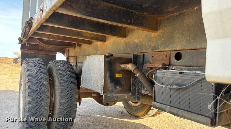 image for item ET4119 1992 Ford F700 dump truck