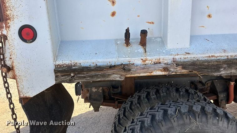 image for item ET4119 1992 Ford F700 dump truck