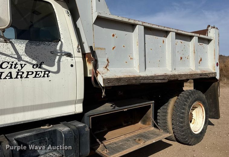 image for item ET4119 1992 Ford F700 dump truck