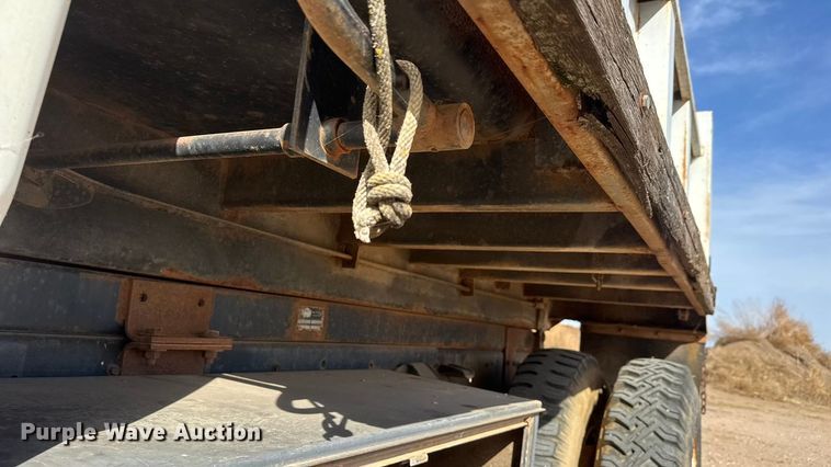 image for item ET4119 1992 Ford F700 dump truck