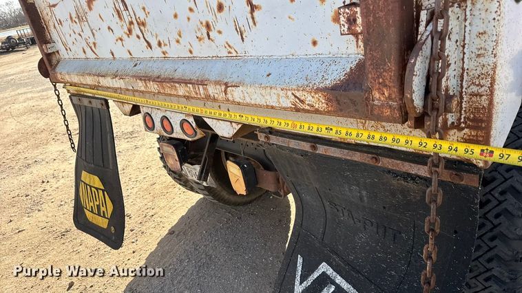 image for item ET4119 1992 Ford F700 dump truck