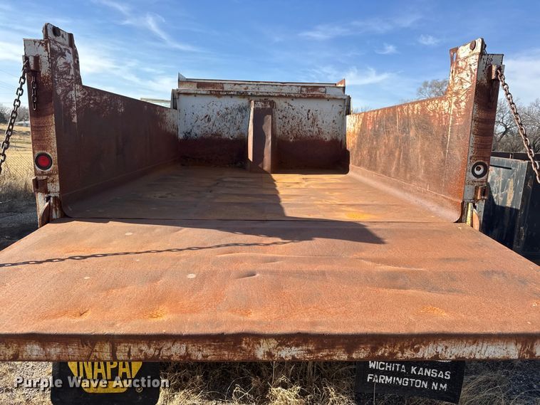 image for item ET4119 1992 Ford F700 dump truck