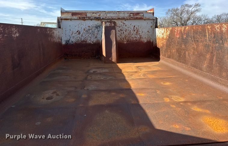 image for item ET4119 1992 Ford F700 dump truck