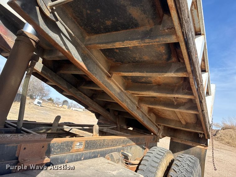 image for item ET4119 1992 Ford F700 dump truck