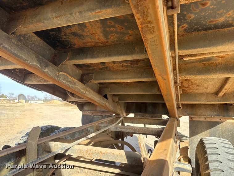 image for item ET4119 1992 Ford F700 dump truck