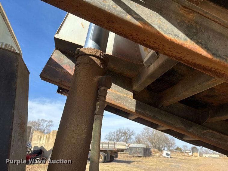 image for item ET4119 1992 Ford F700 dump truck