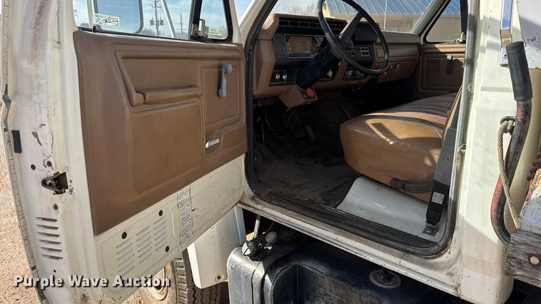 image for item ET4119 1992 Ford F700 dump truck