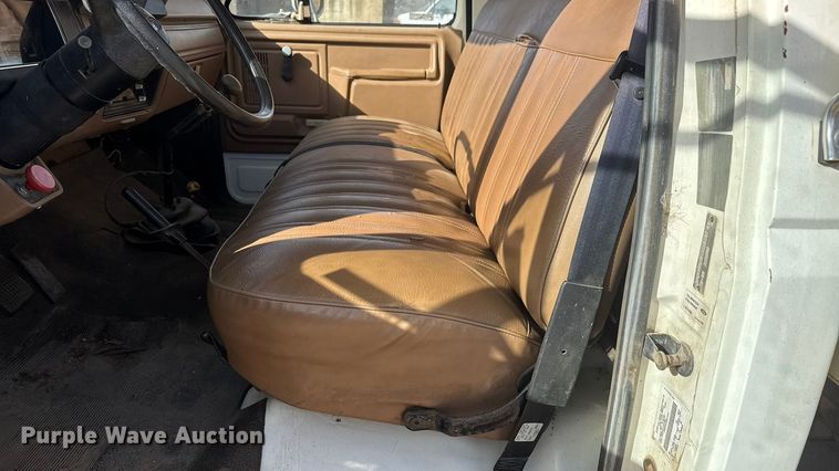 image for item ET4119 1992 Ford F700 dump truck