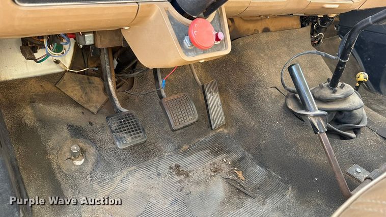 image for item ET4119 1992 Ford F700 dump truck