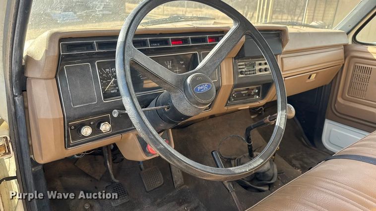 image for item ET4119 1992 Ford F700 dump truck