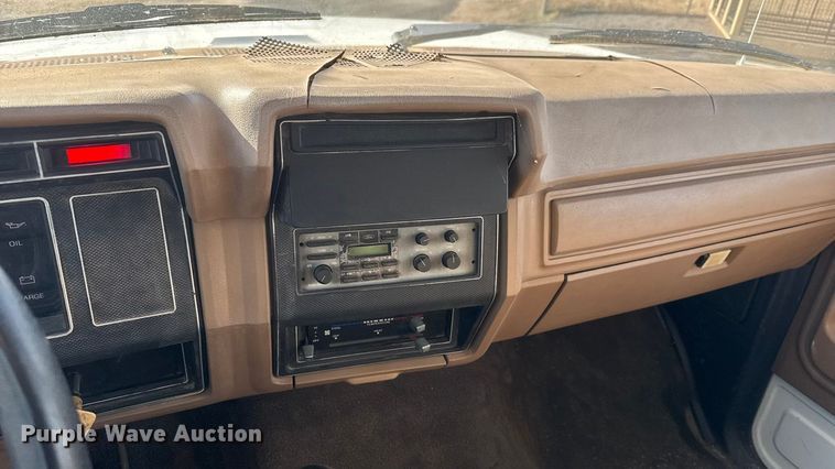 image for item ET4119 1992 Ford F700 dump truck