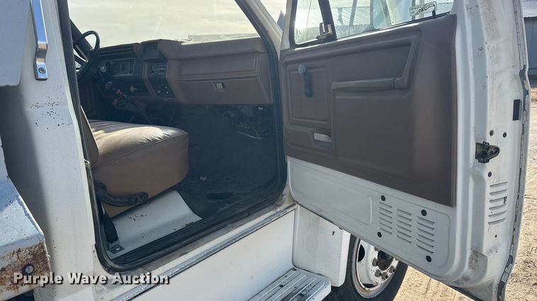 image for item ET4119 1992 Ford F700 dump truck