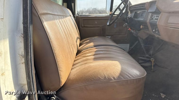 image for item ET4119 1992 Ford F700 dump truck