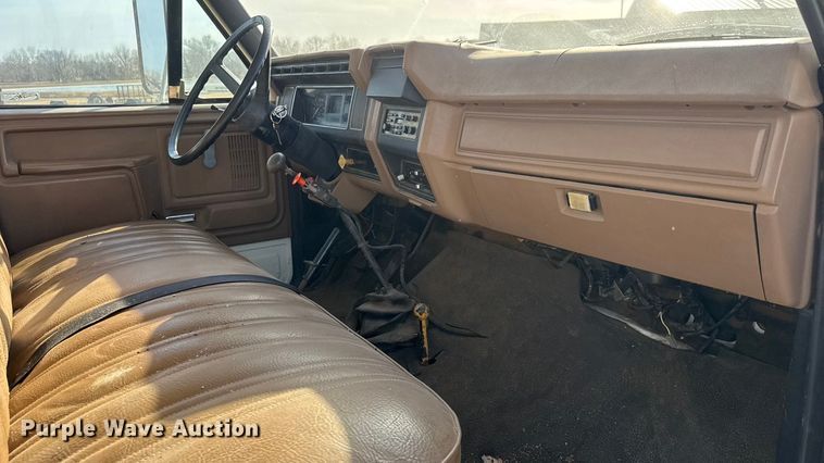 image for item ET4119 1992 Ford F700 dump truck