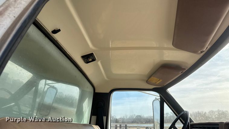 image for item ET4119 1992 Ford F700 dump truck