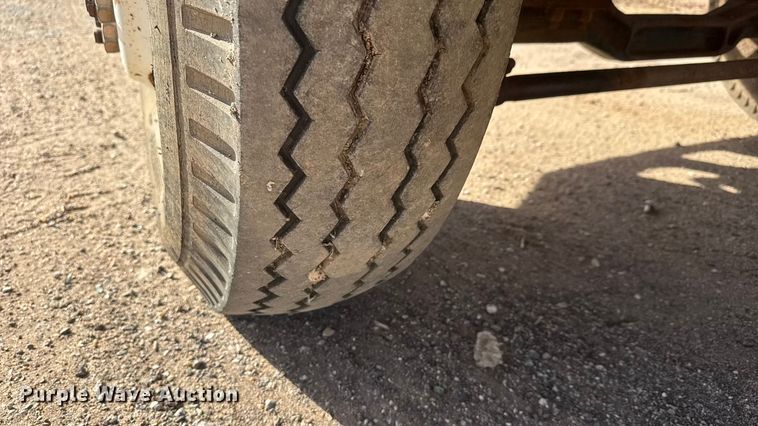 image for item ET4119 1992 Ford F700 dump truck