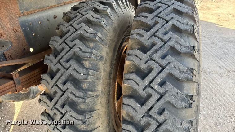 image for item ET4119 1992 Ford F700 dump truck