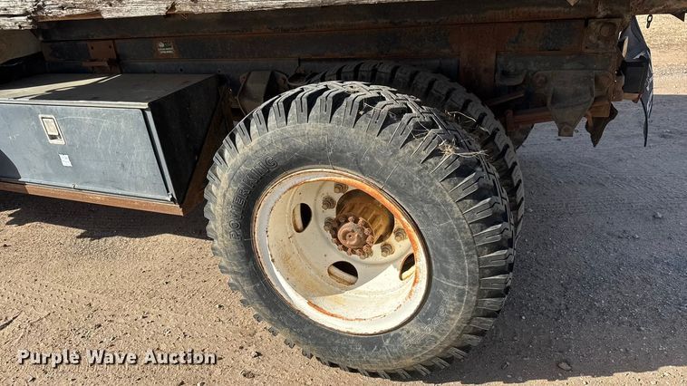 image for item ET4119 1992 Ford F700 dump truck