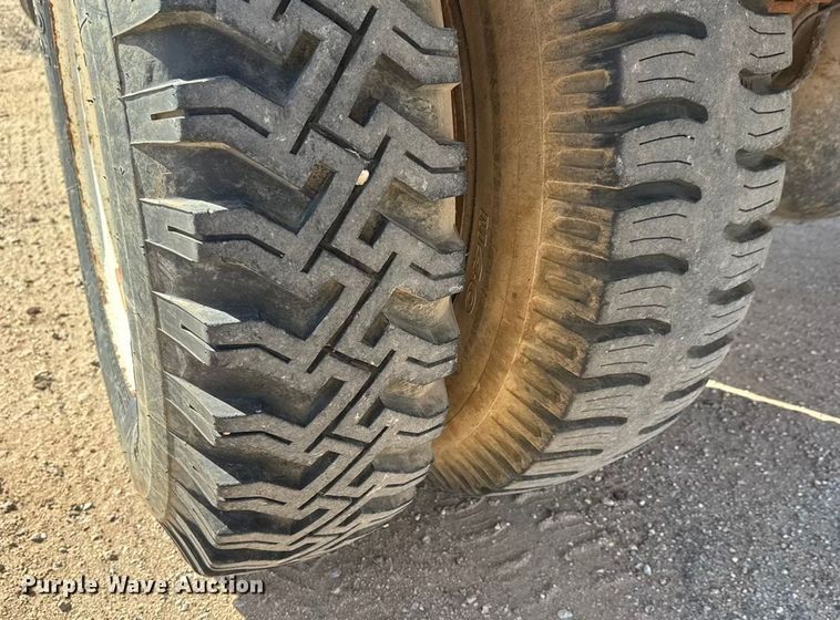 image for item ET4119 1992 Ford F700 dump truck