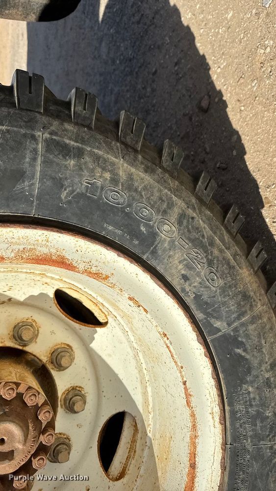 image for item ET4119 1992 Ford F700 dump truck