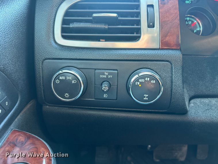 image for item ET6791 2010 Chevrolet Suburban LTZ SUV