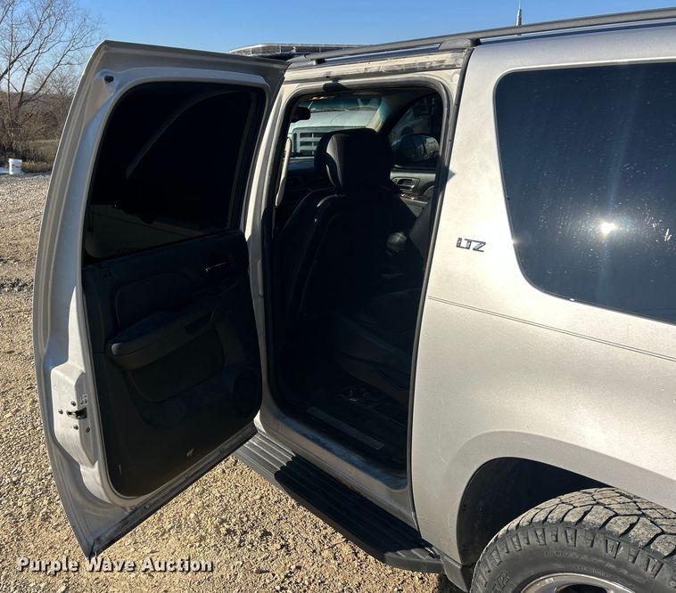 image for item ET6791 2010 Chevrolet Suburban LTZ SUV