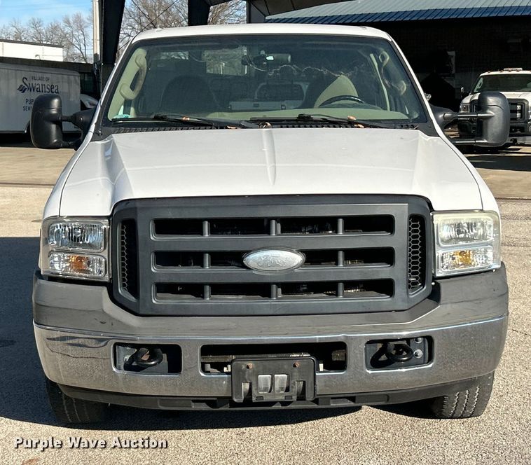 image for item ET6798 2006 Ford F250 XL Super Duty pickup truck cab and chassis