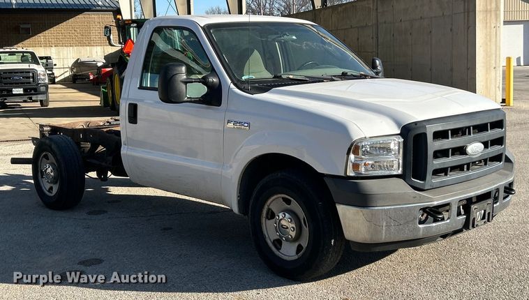 image for item ET6798 2006 Ford F250 XL Super Duty pickup truck cab and chassis