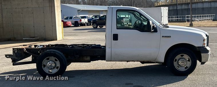 image for item ET6798 2006 Ford F250 XL Super Duty pickup truck cab and chassis