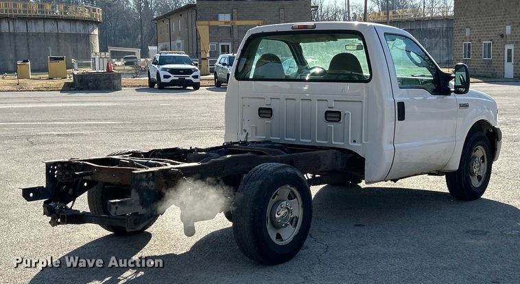 image for item ET6798 2006 Ford F250 XL Super Duty pickup truck cab and chassis