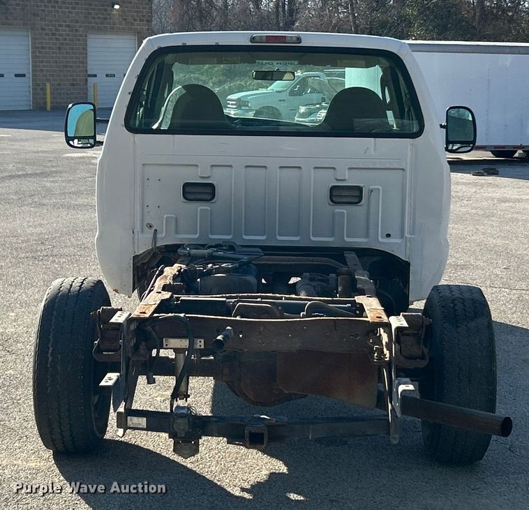 image for item ET6798 2006 Ford F250 XL Super Duty pickup truck cab and chassis