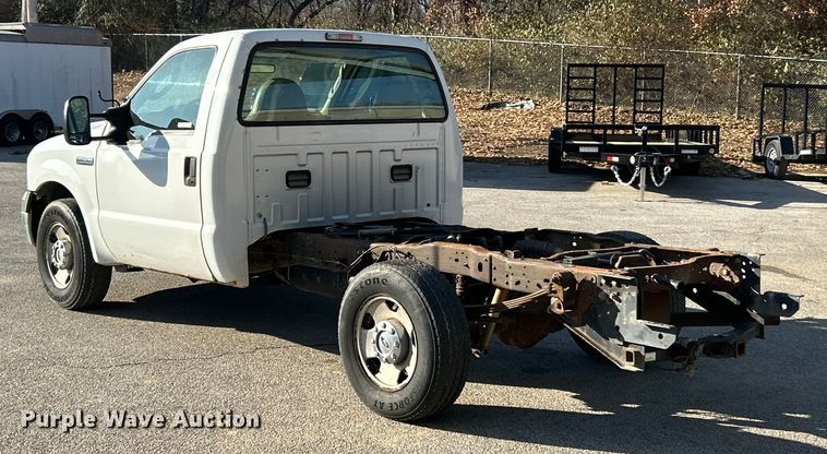 image for item ET6798 2006 Ford F250 XL Super Duty pickup truck cab and chassis