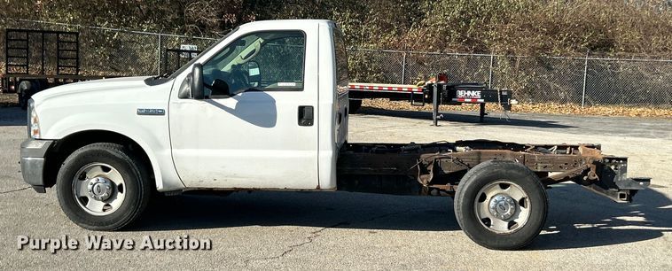 image for item ET6798 2006 Ford F250 XL Super Duty pickup truck cab and chassis