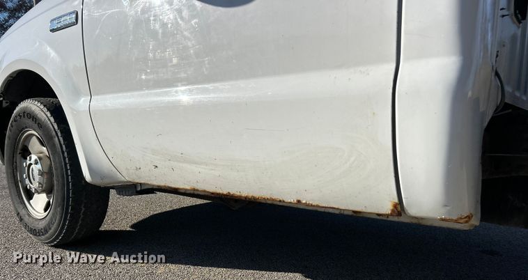 image for item ET6798 2006 Ford F250 XL Super Duty pickup truck cab and chassis