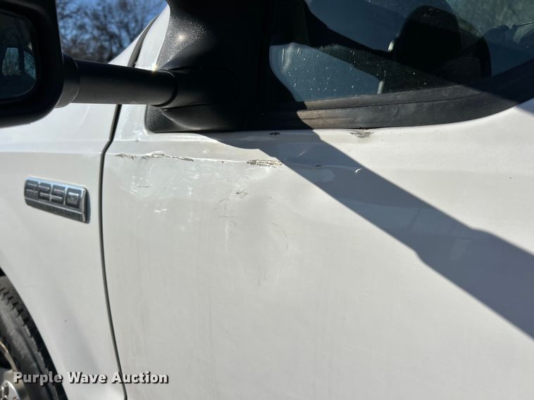 image for item ET6798 2006 Ford F250 XL Super Duty pickup truck cab and chassis