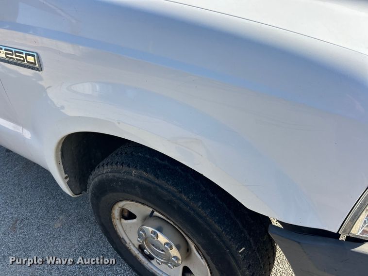 image for item ET6798 2006 Ford F250 XL Super Duty pickup truck cab and chassis