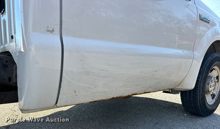 image for item ET6798 2006 Ford F250 XL Super Duty pickup truck cab and chassis