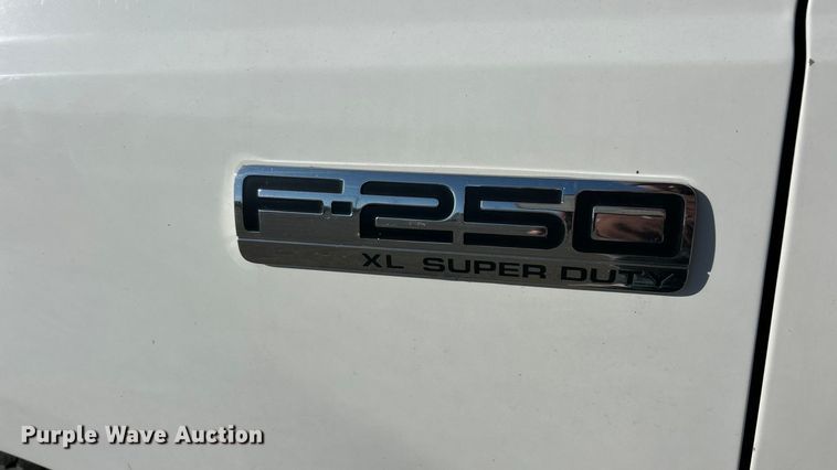 image for item ET6798 2006 Ford F250 XL Super Duty pickup truck cab and chassis