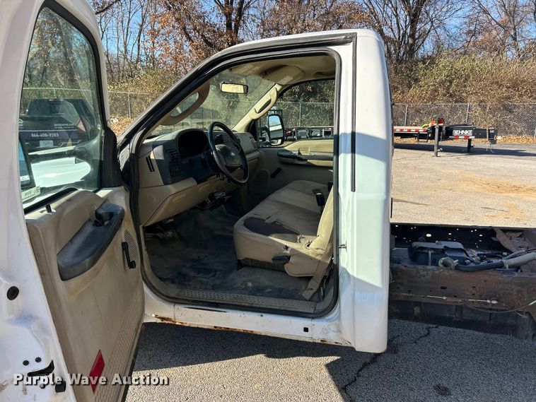 image for item ET6798 2006 Ford F250 XL Super Duty pickup truck cab and chassis