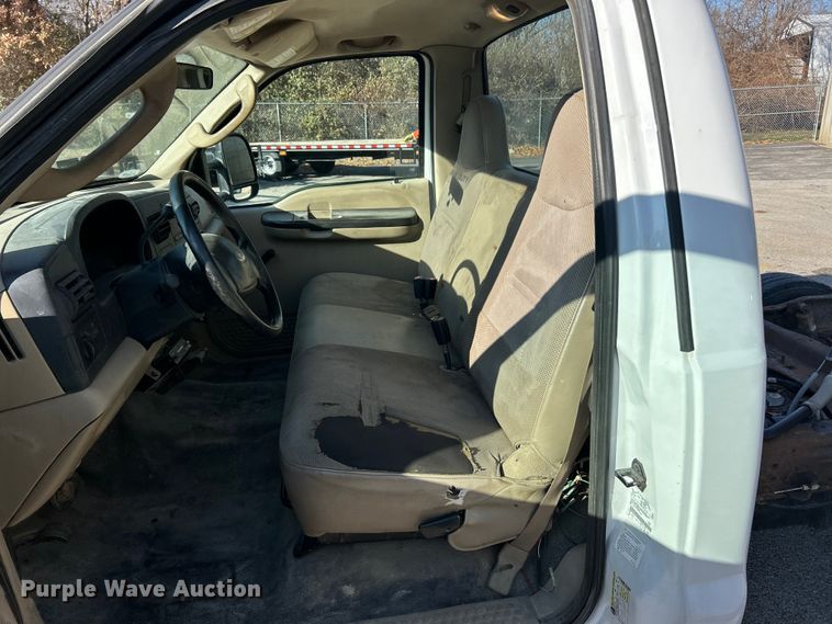 image for item ET6798 2006 Ford F250 XL Super Duty pickup truck cab and chassis