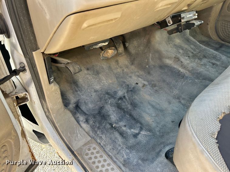 image for item ET6798 2006 Ford F250 XL Super Duty pickup truck cab and chassis