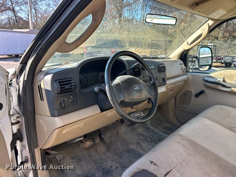 image for item ET6798 2006 Ford F250 XL Super Duty pickup truck cab and chassis