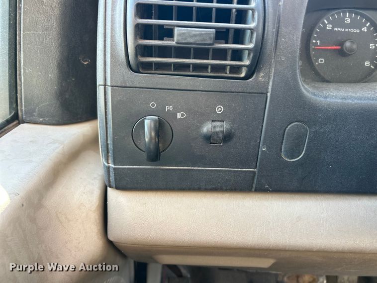 image for item ET6798 2006 Ford F250 XL Super Duty pickup truck cab and chassis